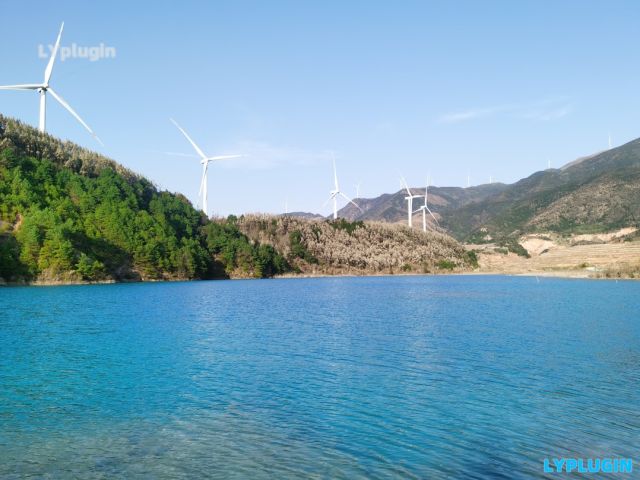礦區重金屬污染的藍色湖水